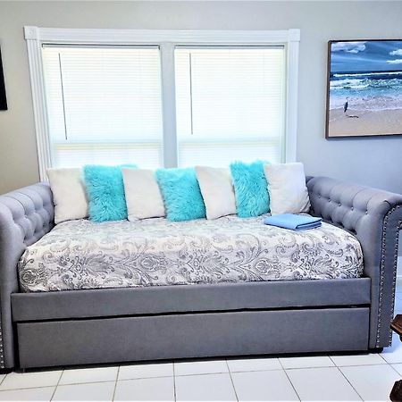 Casaazul: Beachfront Couples Retreat Near Pleasure Pier Galveston Exterior photo